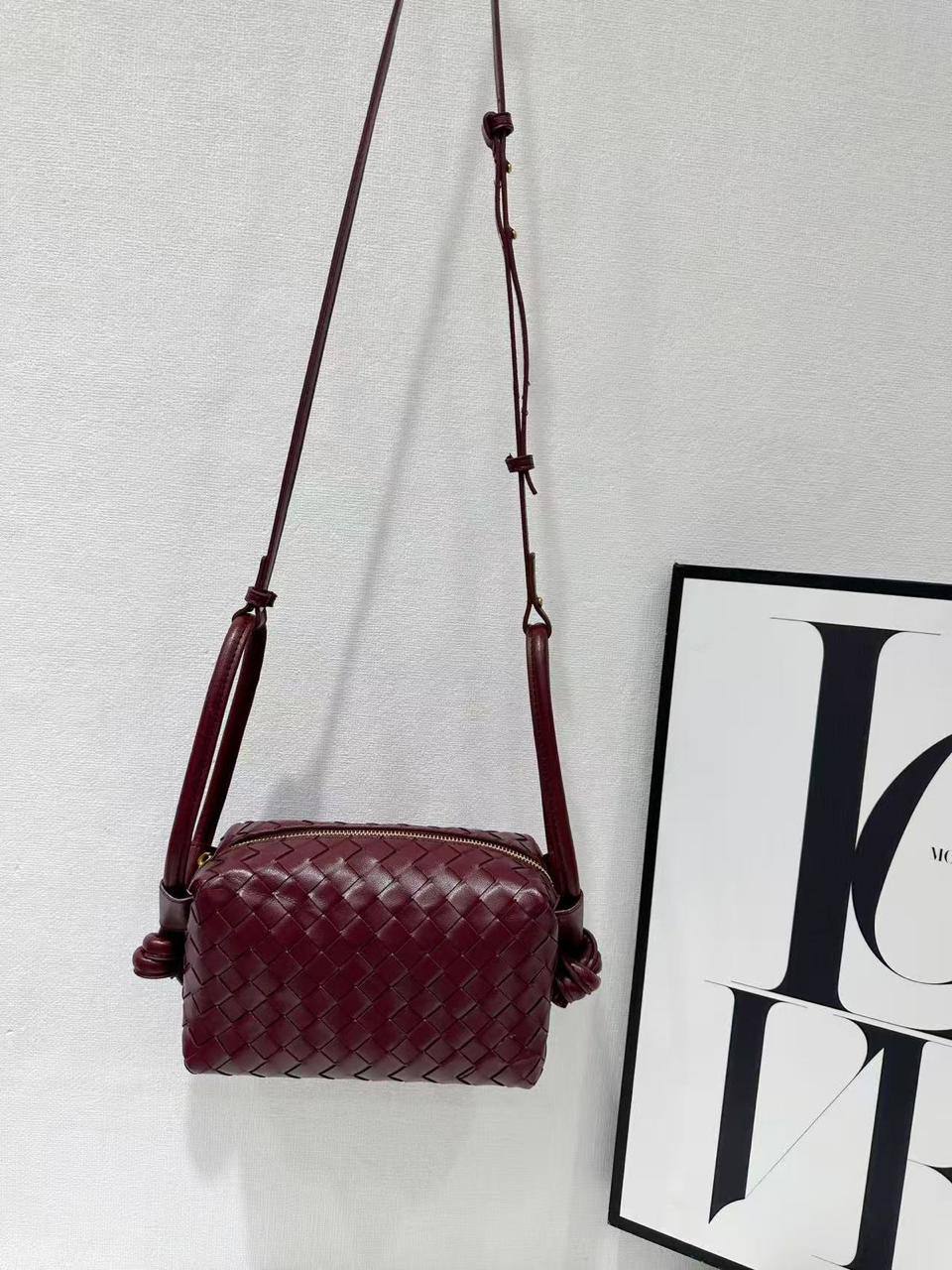 💐 Bottega Veneta Loop
1️⃣ First quality +🎁
Size : 22 * 14 * 11 cm
90 dhs❣️
with box 🎁

Zain115
♥️♥️♥️