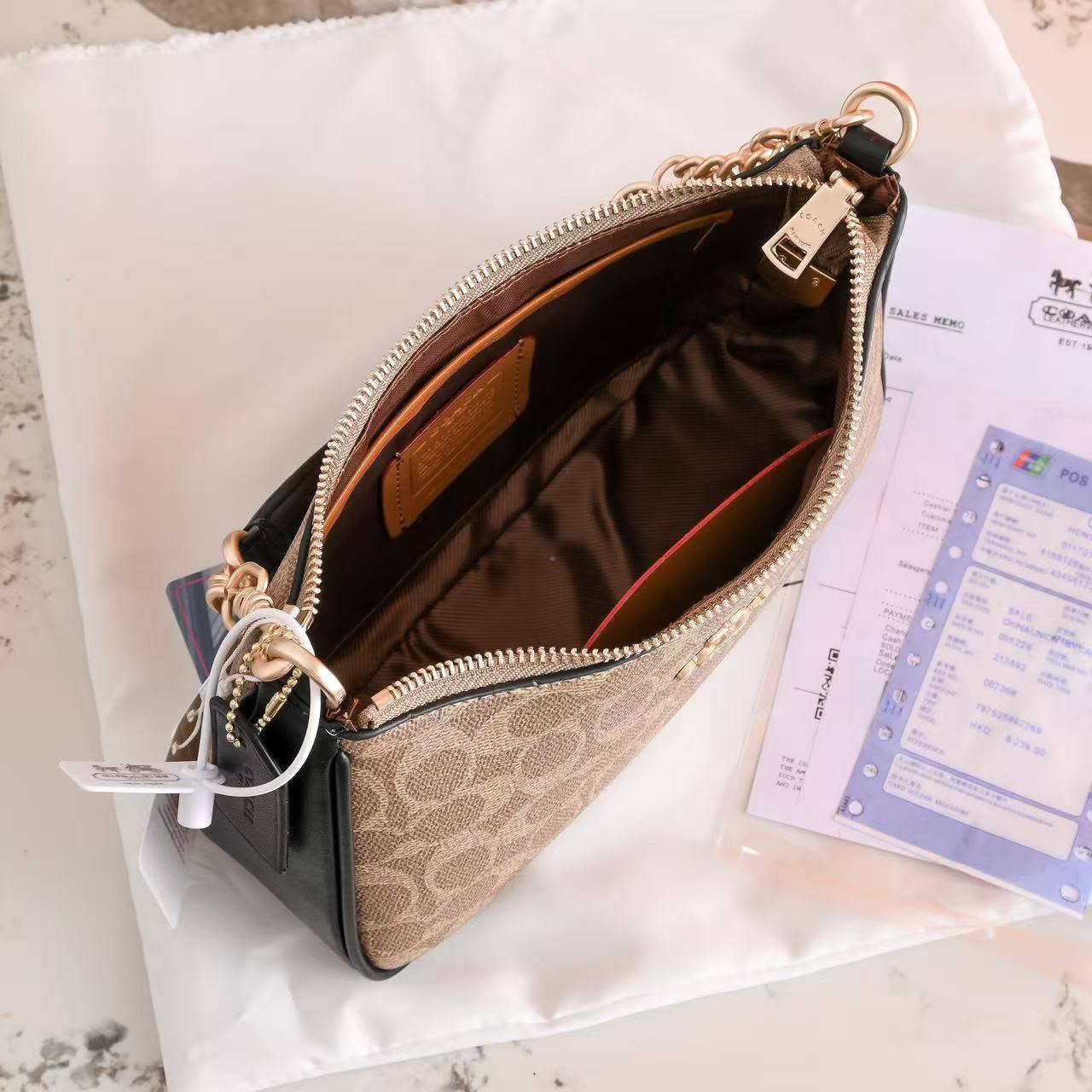 Coach
90 Dhs✅
With box
size 24×7×14cm

Zain42
♥️♥️♥️