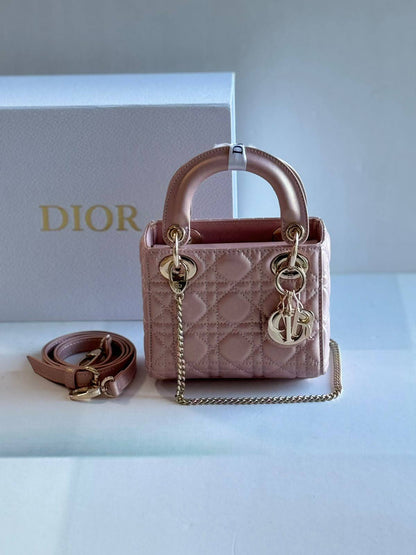 Dior

17Cm 
With Box
280 dhs🇦🇪🇦🇪

Zain131
♥️♥️♥️