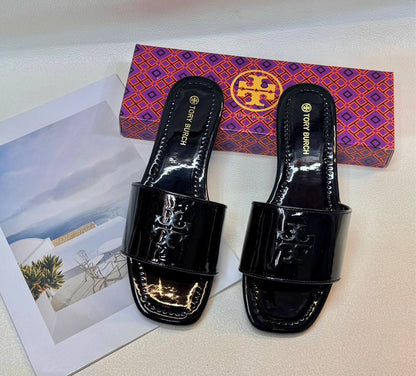 Slippers
Size 36-41
65 dhs✅

Zain236
♥️♥️♥️