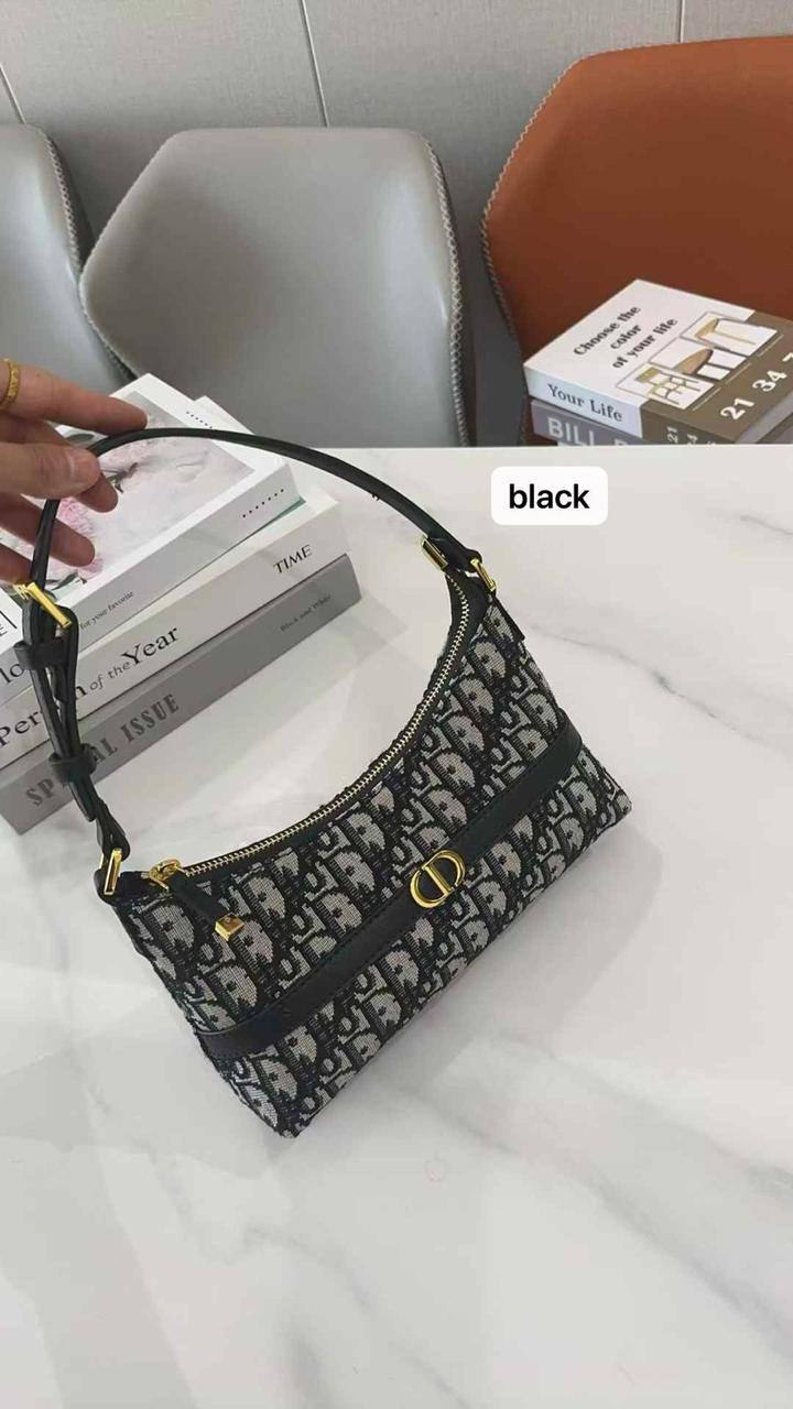 🌸 Dior miss Caro
1️⃣ First Quality +🎁
Size: 24 * 14 cm
80 dhs❣️
with box 🎁

Zain115
♥️♥️♥️
