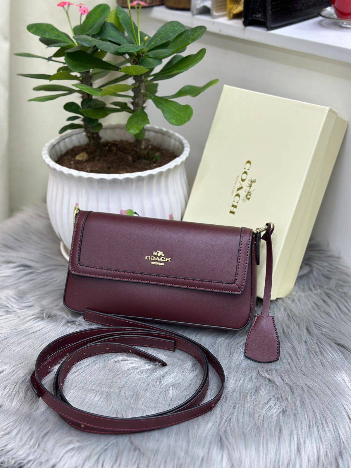 COACH
SIZE  ………25CM 🥰
90 dhs❣️
with BOX🌷

Zain51
♥️♥️♥️