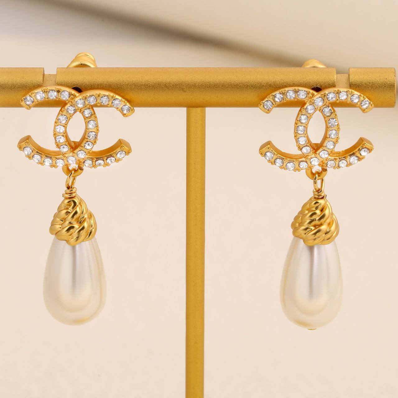 Chanel earrings
Master quality 

*60* AED normal box 📦

Zain48
♥️♥️♥️