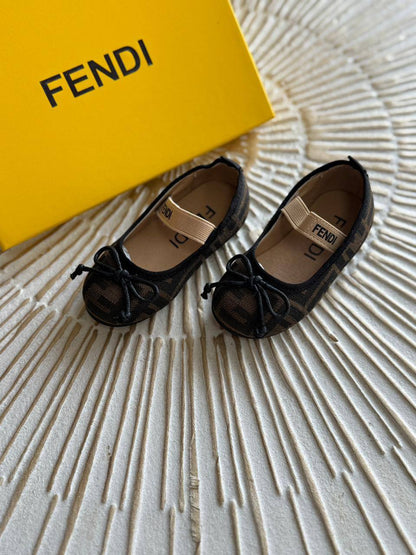 Fendi
 Super master quality 😍
Size:21To 35
250 dhs🪙🌨️

Zain261
♥️♥️♥️