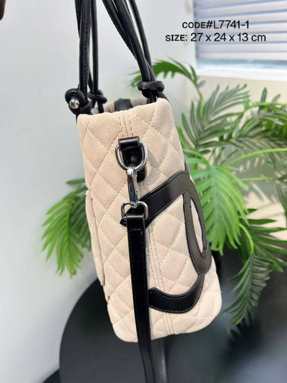 CHANEL ᴄᴀᴍʙᴏɴ
ᴘᴇᴛɪᴛᴇ sʜᴏᴘᴘɪɴɢ ʙᴀɢ
sᴜᴀᴅᴇ ᴍᴀᴛᴇʀɪᴀʟ
sɪʟᴠᴇʀ ʜᴀʀᴅᴡᴀʀᴇ
ᴡɪᴛʜ ʟᴏɴɢ ʙᴇʟᴛ sᴛʀᴀᴘ
sɪᴢᴇ: 27 cm

75 dhs🪙🌨️

Zain31
♥️♥️♥️