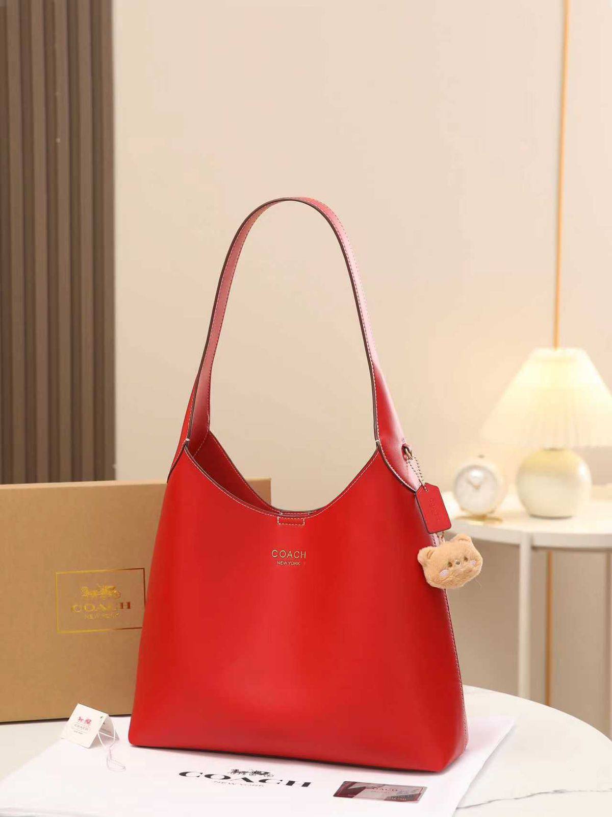 Coach 

good quality, size 34*27 cm 
95 dhs❣️

Zain12
♥️♥️♥️