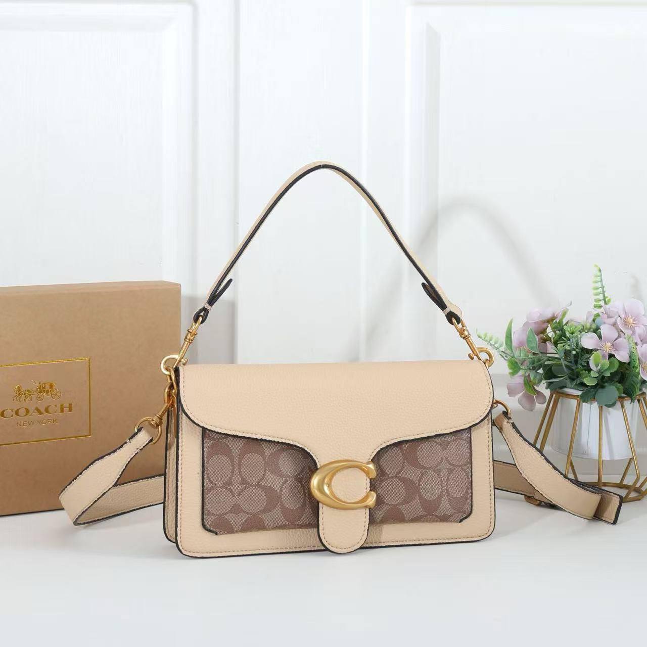 Coach   
100 dhs🌺

with box 📦 

Good quality 

Zain253
♥️♥️♥️