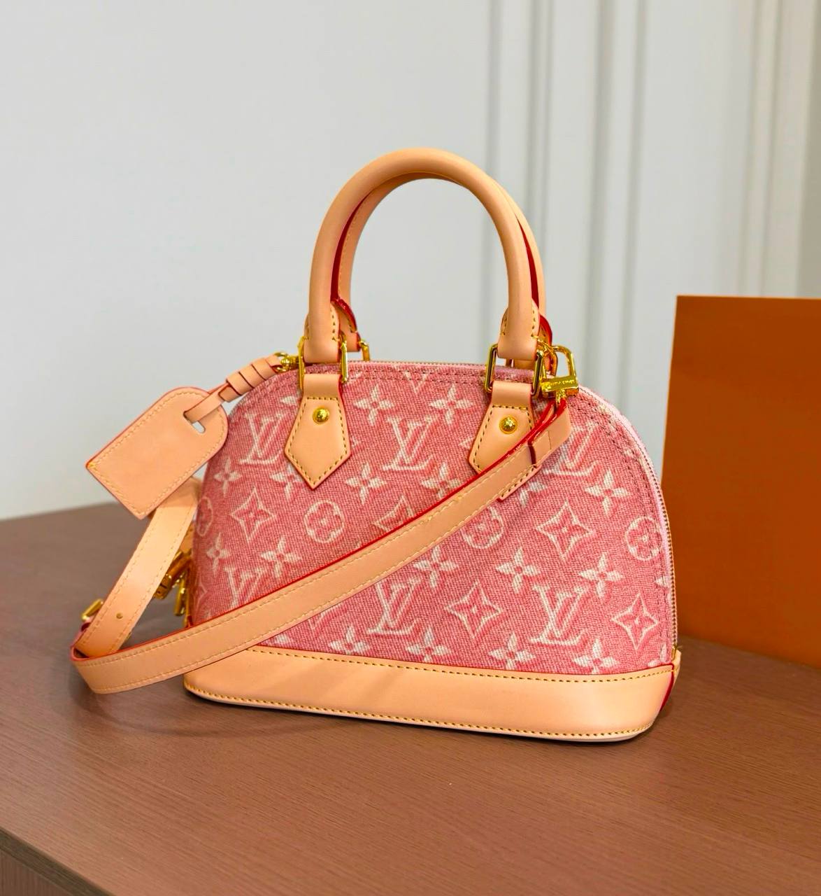LV
ALMA NEW DESIGN MASTER QUALITY WITH BOX 
250 dhs💓
SIZE: 24 cm

Zain39
♥️♥️♥️