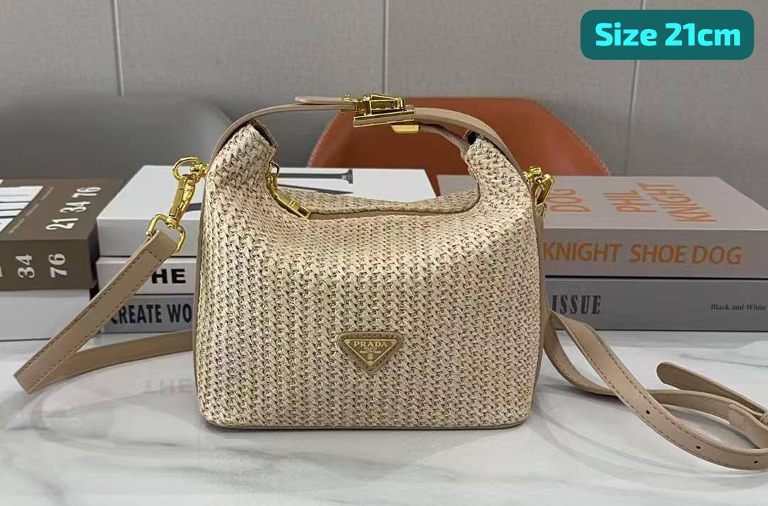Prada

Good quality 

with box 
🎁🎁🎁

95 dhs💓

Zain186
♥️♥️♥️