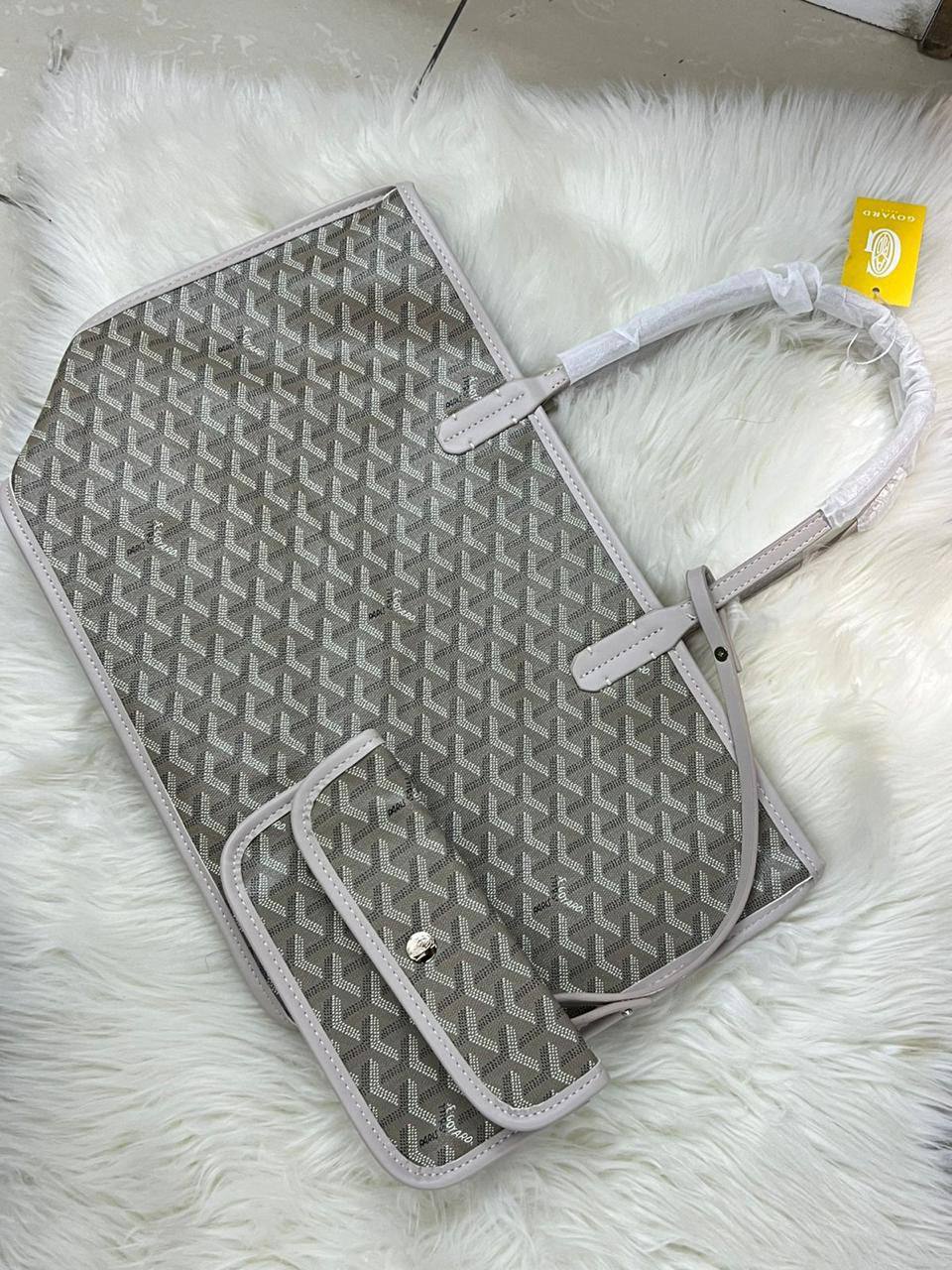 GOYARD 
GOOD QUALITY 
WITH BOX 
🎁🎁🎁

90 dhs🪙💕

Zain250
♥️♥️♥️