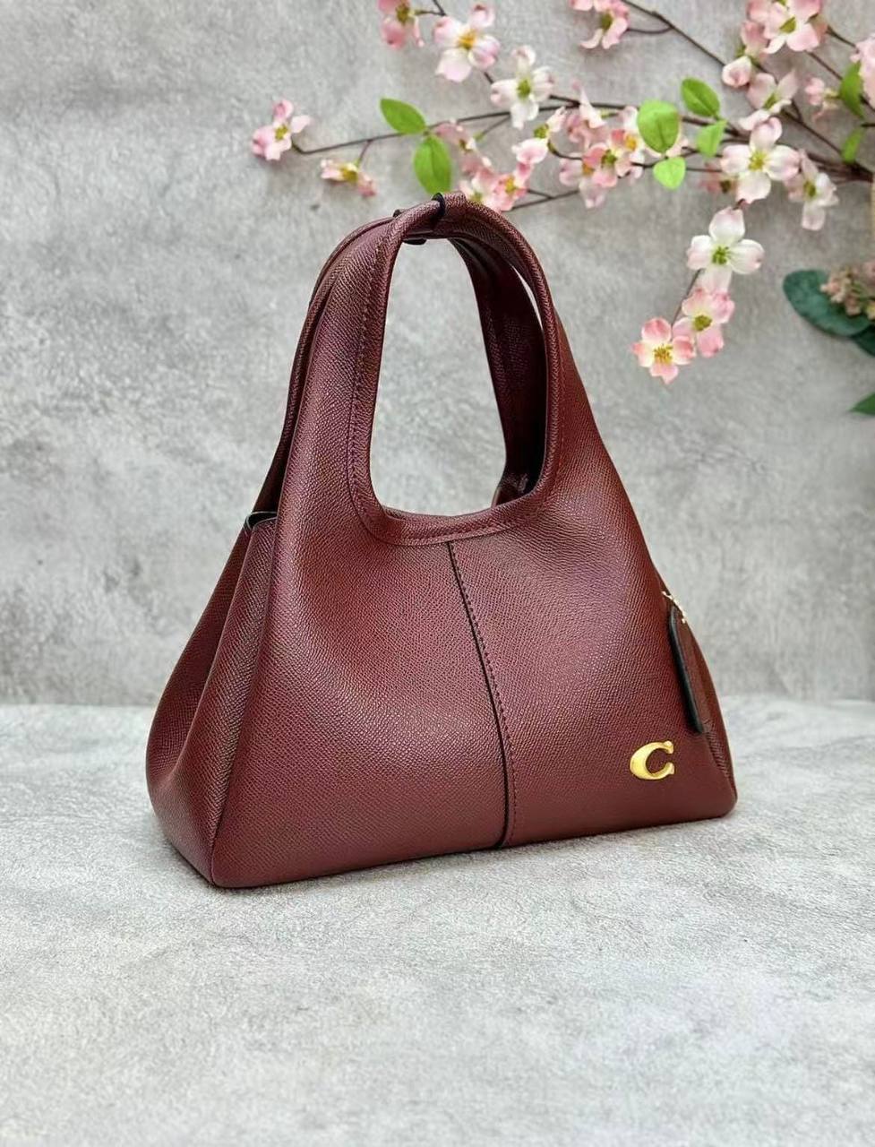 Coach

105 dhs✅

with box🎁🎁🎁

size 27×10×19cm

Zain42
♥️♥️♥️