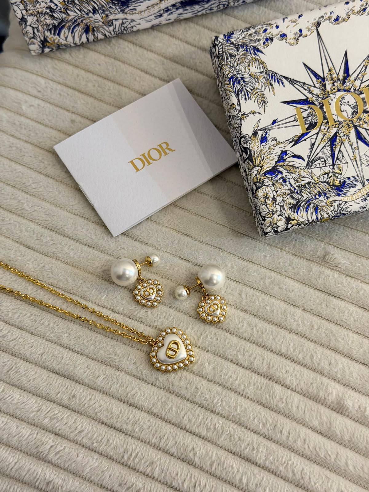 DIOR

Super Master Quality 
DIOR Petit CD Baroque Heart 🤍 m PENDANT & EARINGS

200 dhs🇦🇪 with normalBox & Bag

210 dhs🇦🇪 with2 original Packaging 🎁

Zain209
♥️♥️♥️