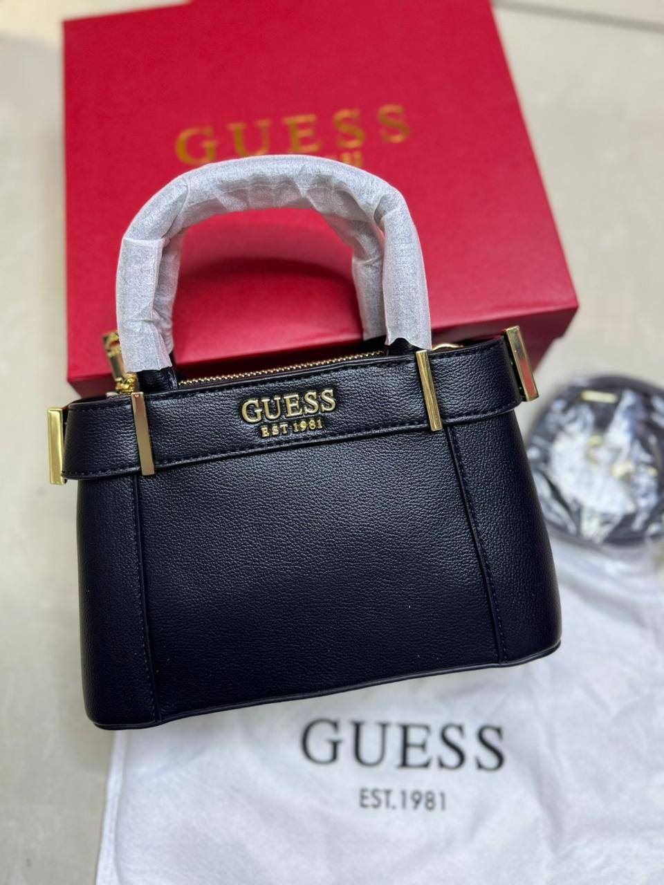 🌹 Guess Hanbag
1⃣️ First quality +🎁
size : 21 * 13 * 7 cm
95 dhs👑
with box 🎁

Zain115
♥️♥️♥️