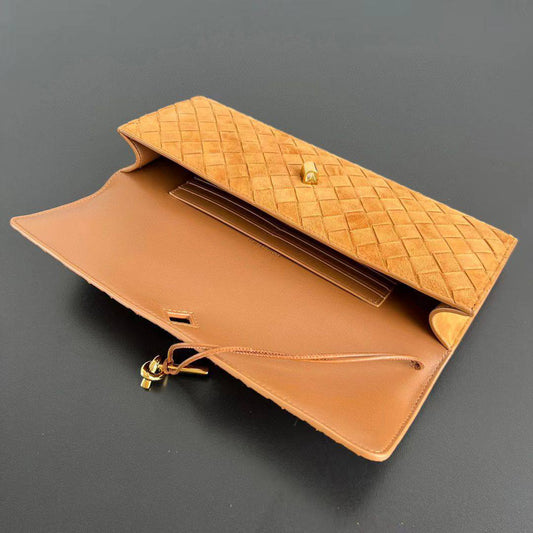 *Bottega Andiamo Clutch✅*
*Size 31 cm*
For Price 👇 WTSP Text Zain 0568585901

Zain274
♥️♥️♥️