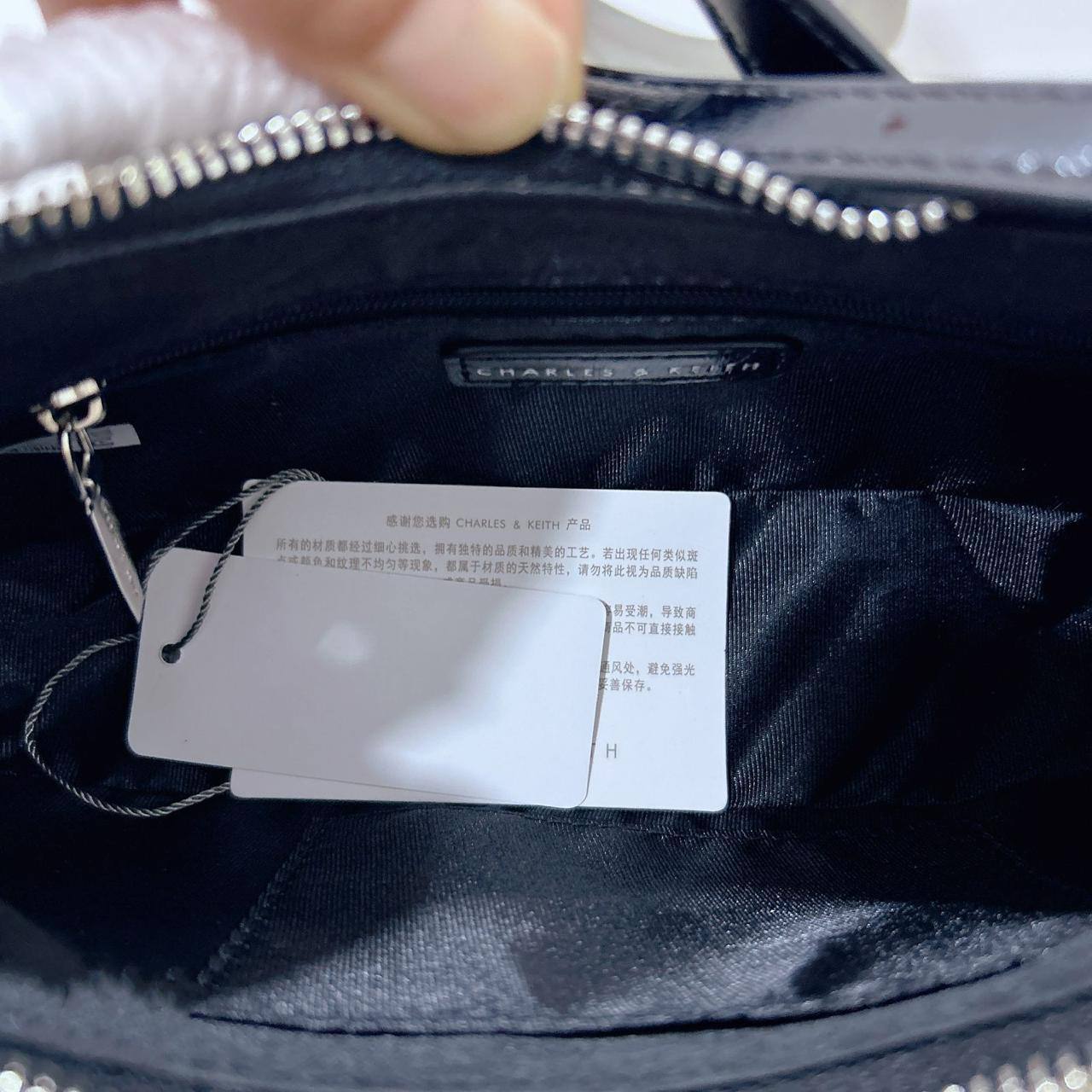 Ck

27*14*6cm

90 dhs🇦🇪🇦🇪
Zain17
♥️♥️♥️