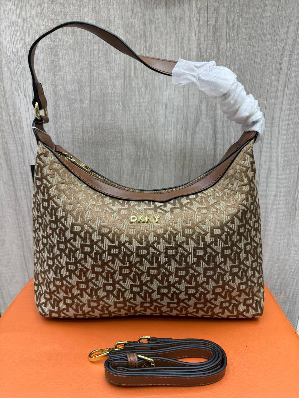 DKNY
Size   30×23cm
95 dhs🪙💚

Zain04
♥️♥️♥️