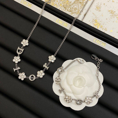 Dior Set* 💐
Necklace 
Bracelet 
Master Quality 🎲

*95* AED normal box 📦

Zain48
♥️♥️♥️