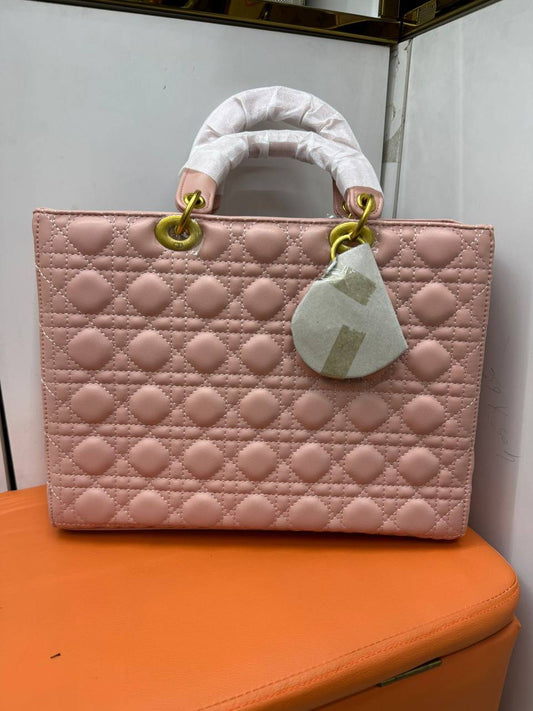 DIOR
Good  QUALITY 
SIZE:32cm
120 dhs🪙💕
🔥high quality🔥🔥

Zain04
♥️♥️♥️