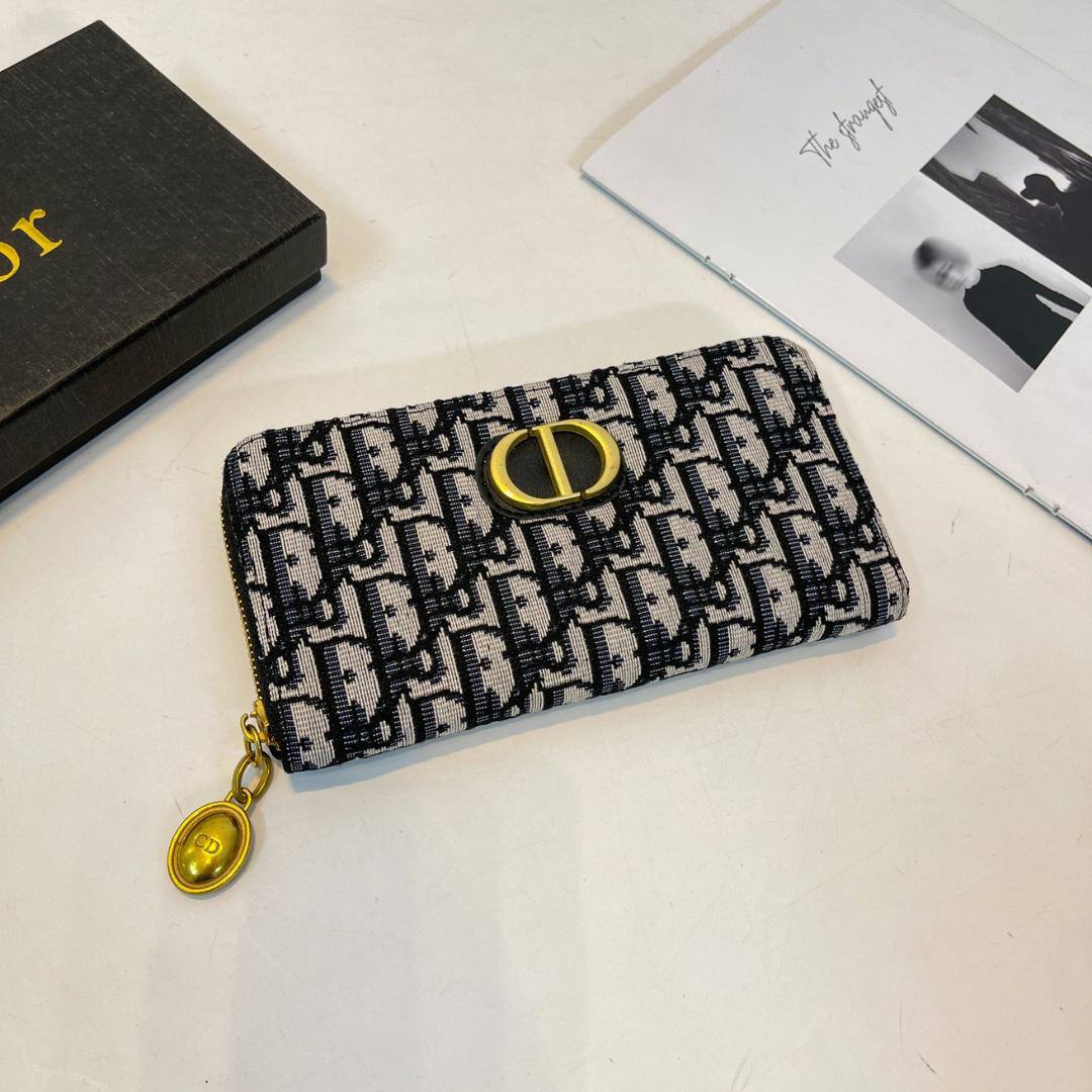 Dior 

45 dhs🪙💕

with box
🎁🎁🎁

Zain44
♥️♥️♥️