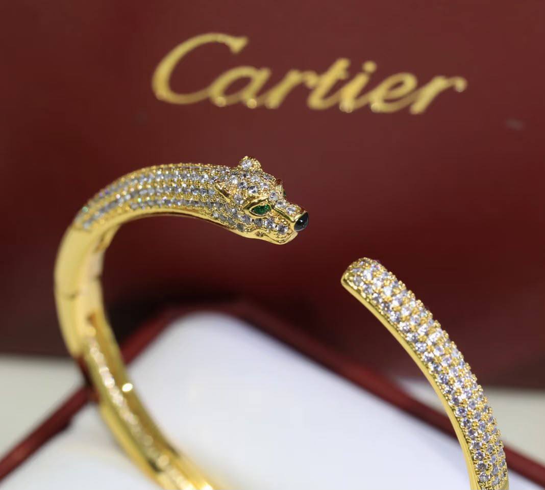 Cartier
Bangle 🦋
Master quality 💯
With normal boxes 🗃️ 
70 dhs✅
With master box 📦 
120 dhs✅

Zain216
♥️♥️♥️