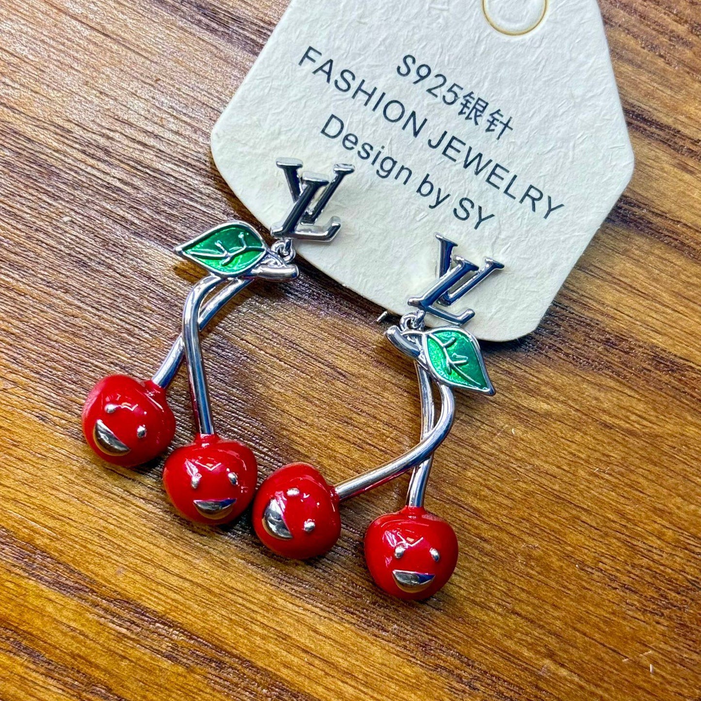 Earring ❤️‍🔥*
good quality 💯
With black boxes 🗃️ 
20 dhs❣️
With normal boxes 📦 
30 dhs❣️

Zain216
♥️♥️♥️