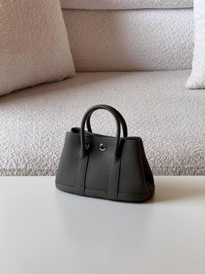 Hermes garden party 
💕master quality😍with box❤️
18 CM 340 dhs🪙🌨️
24 Cm 340 dhs🪙🌨️
30 CM 380 dhs🪙🌨️

Zain52
♥️♥️♥️