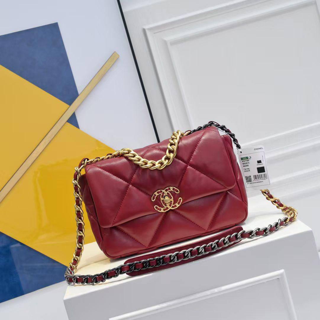 New arrival 
Chanel🙋🏻🙋🏻🌹🌹
Master
26cm 💕💕
420 dhs🪙💕

Zain228
♥️♥️♥️