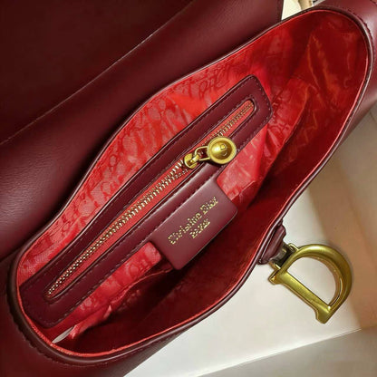DIOR
 GOOD QUALITY 
WITH BOX
120 dhs✅

Zain295
♥️♥️♥️