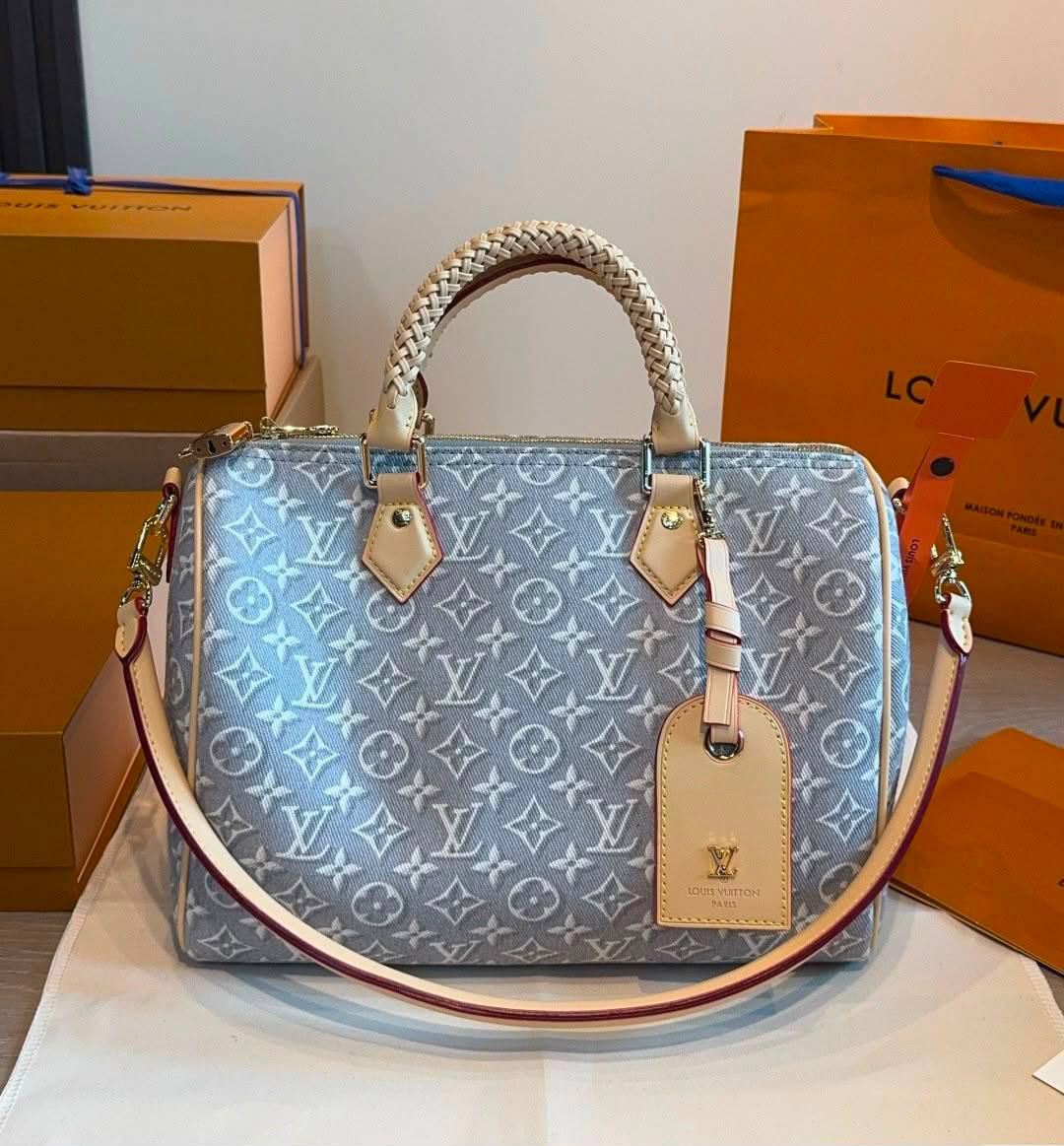 LV
MASTER QUALITY
260 dhs💓
……(with leather )
30CM

Zain295
♥️♥️♥️
