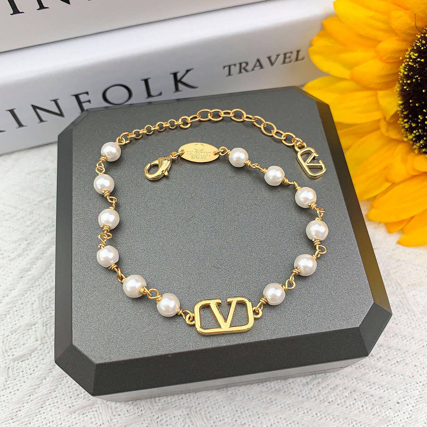 VALENTINO Set_

 *NECKLACE*
 *BRACELET*
 *EARRINGS*
     
135 dhs🌺
   
         _With_
    *SAME BOX* 📦
*Master Quality*✨✅

Zain89
♥️♥️♥️