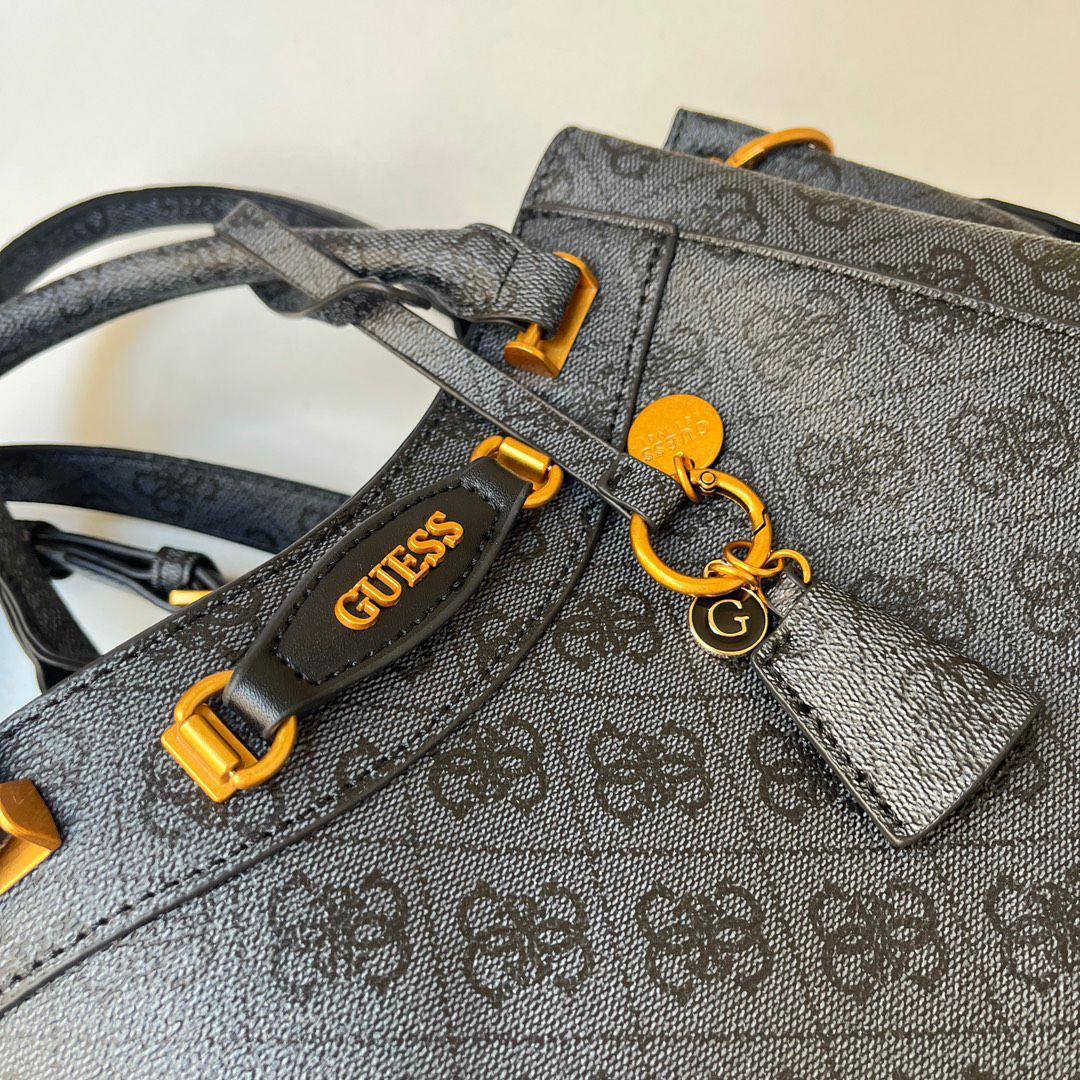 Guess tote
Size: 34 * 24 * 12 cm
95 dhs🪙💕

Zain115
♥️♥️♥️