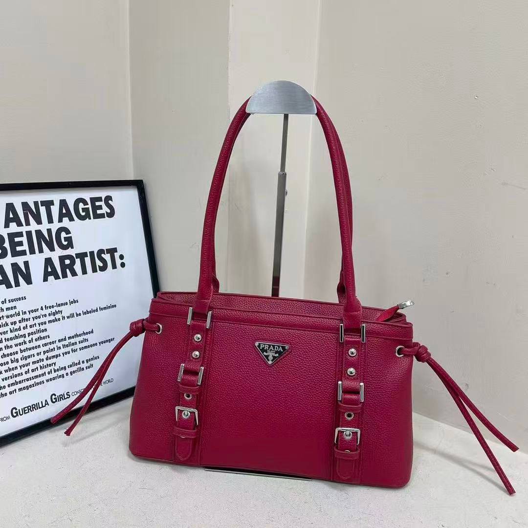 PRADA 
115 dhs✅
Size 34 cm 

Zain161
♥️♥️♥️