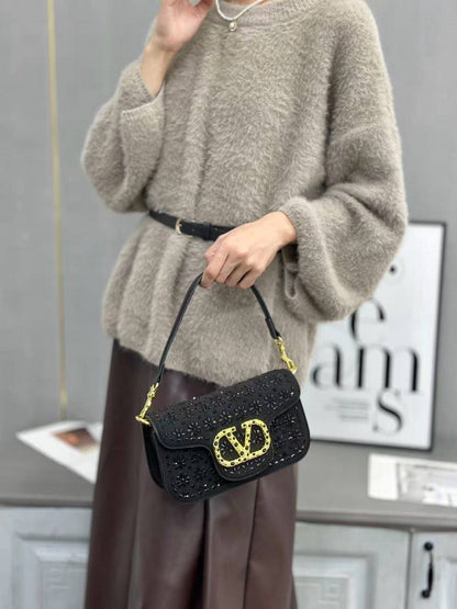 VALENTINO 

NEW CANE 
GOOD QUALITY 

SMALL SIZE 
WITH BOX  
105 dhs🇦🇪🇦🇪

Zain295
♥️♥️♥️