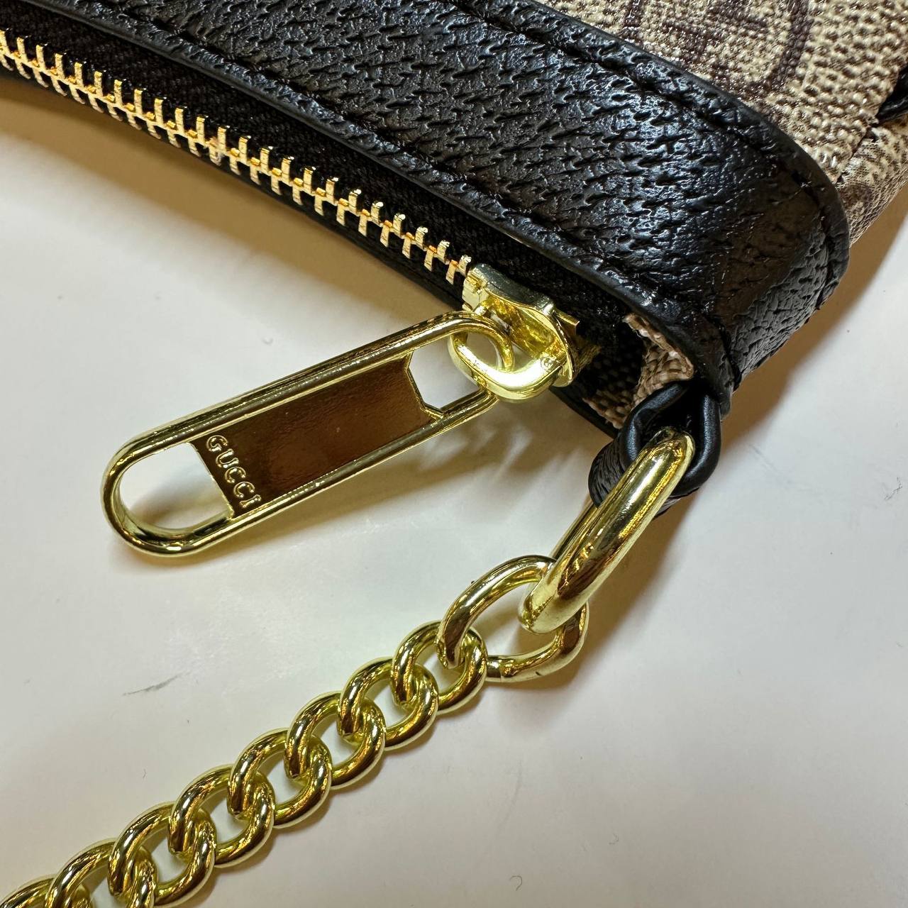 GUCCI 
GOOD QUALITY
 WITH BOX 🎁
75 dhs✅

Zain295
♥️♥️♥️