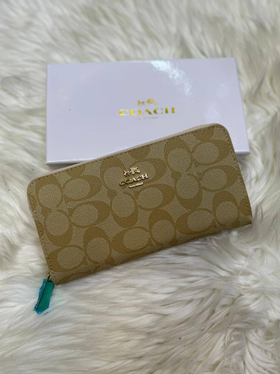 💝 Coach wallet
1️⃣ First quality ＋🎁
35 dhs💓
with box 🎁

Zain115
♥️♥️♥️