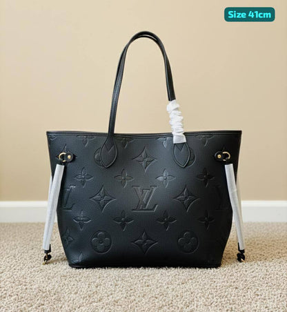 LV
Good quality 
with box 
🎁🎁🎁

100 dhs✅

Zain186
♥️♥️♥️