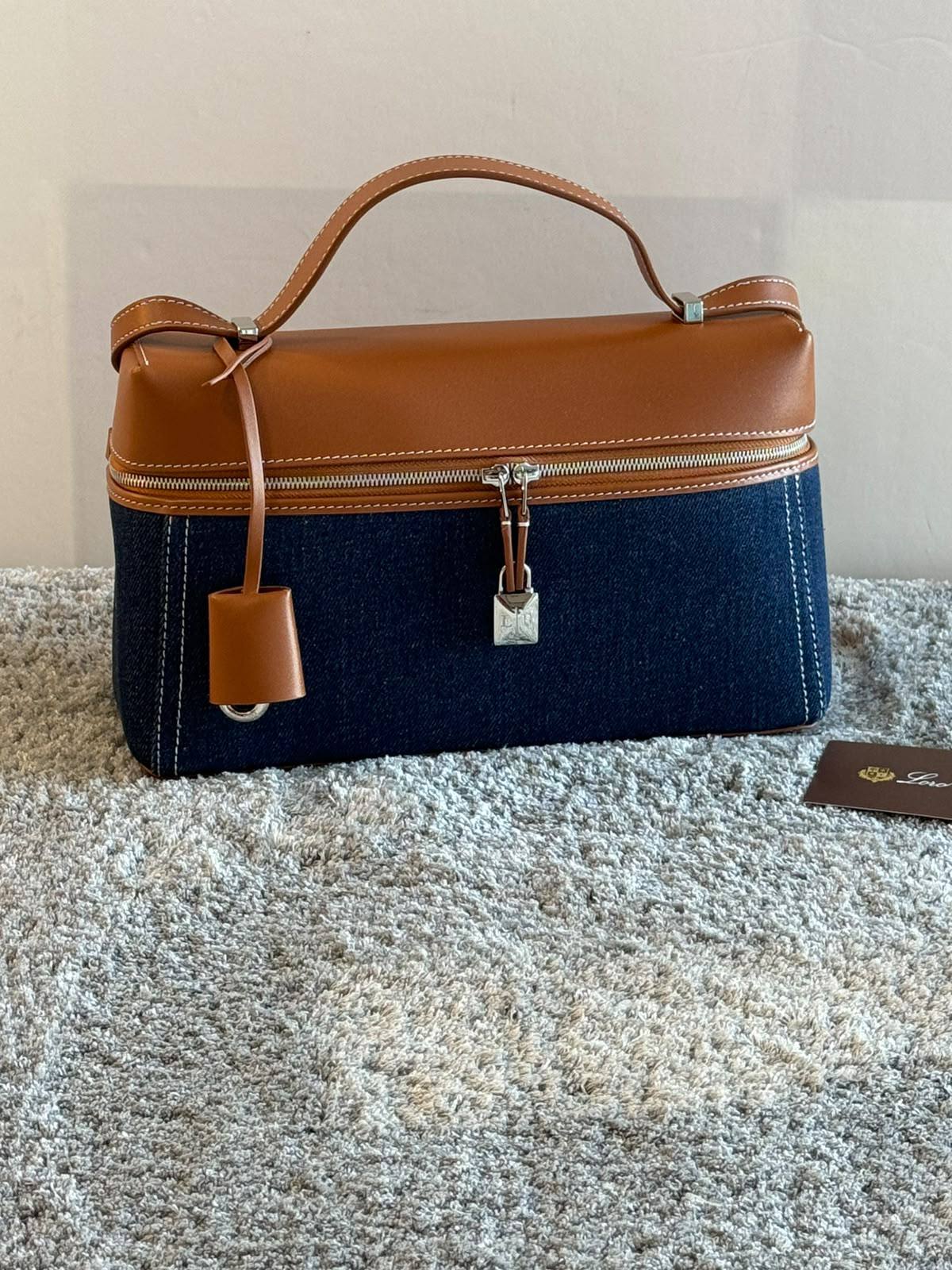 Loro Piano Bag 
27Cm 
Good Quality 
290 dhs🇦🇪🇦🇪

Zain131
♥️♥️♥️