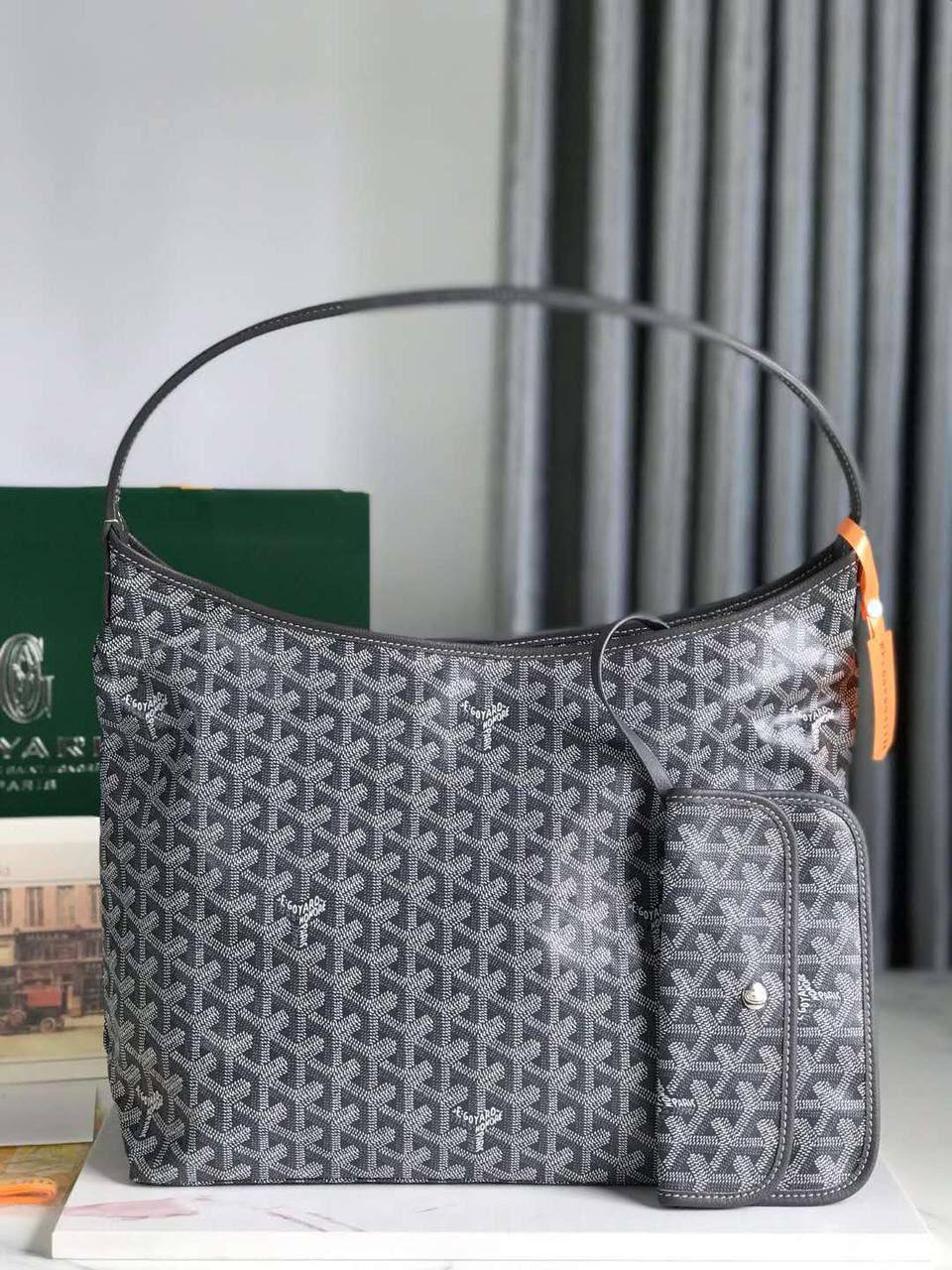 Goyard🙋🏻‍♀️💕
Master🌺🌺
34cm🫶🏼🫶🏼 
240 dhs💓

Zain297
♥️♥️♥️