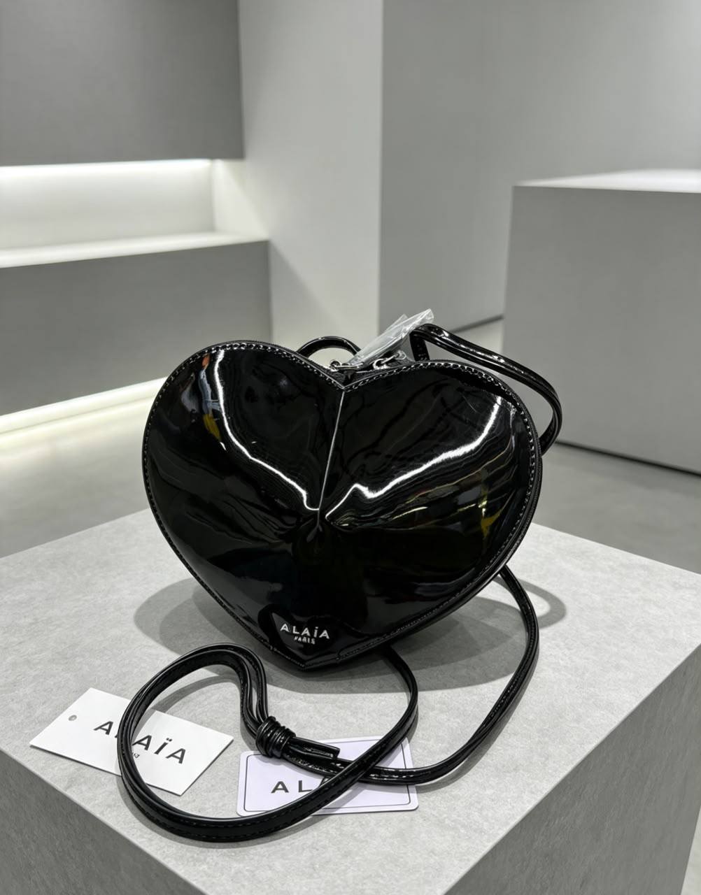 Alaia
100 dhs🇦🇪🇦🇪
Size:21*18
With box

Zain07
♥️♥️♥️