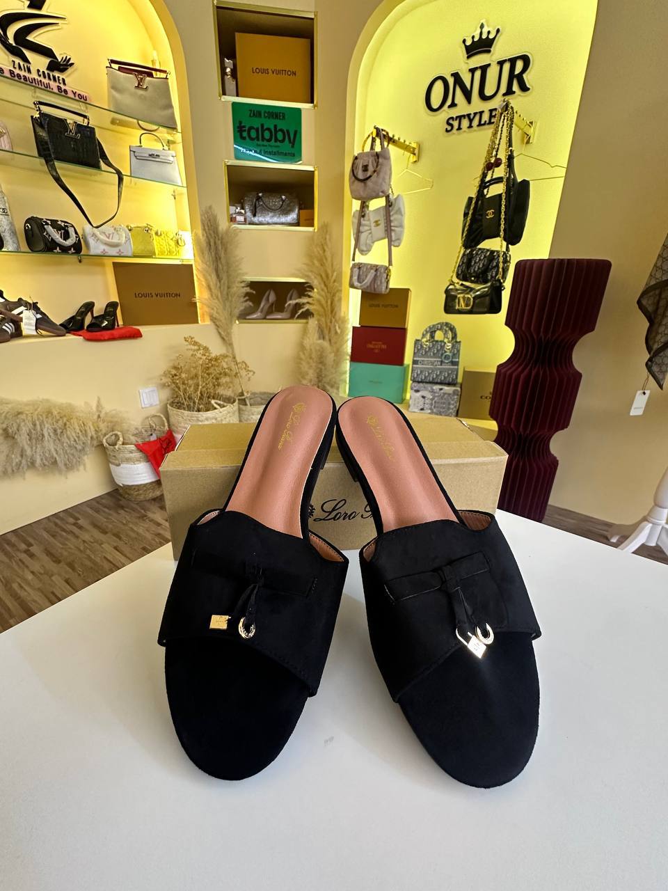 Loro piana 

37 to 42 

80 dhs🇦🇪🇦🇪

Zain236
♥️♥️♥️

Zc