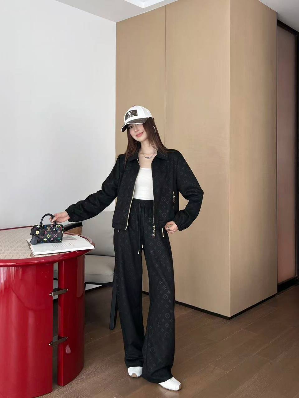 Lv set master 

New collections 💕💕                                            *price 280 dhs
*good  quality  
*Sizes:S M L xl* 
*AVAILABL

Zain231
♥️♥️♥️