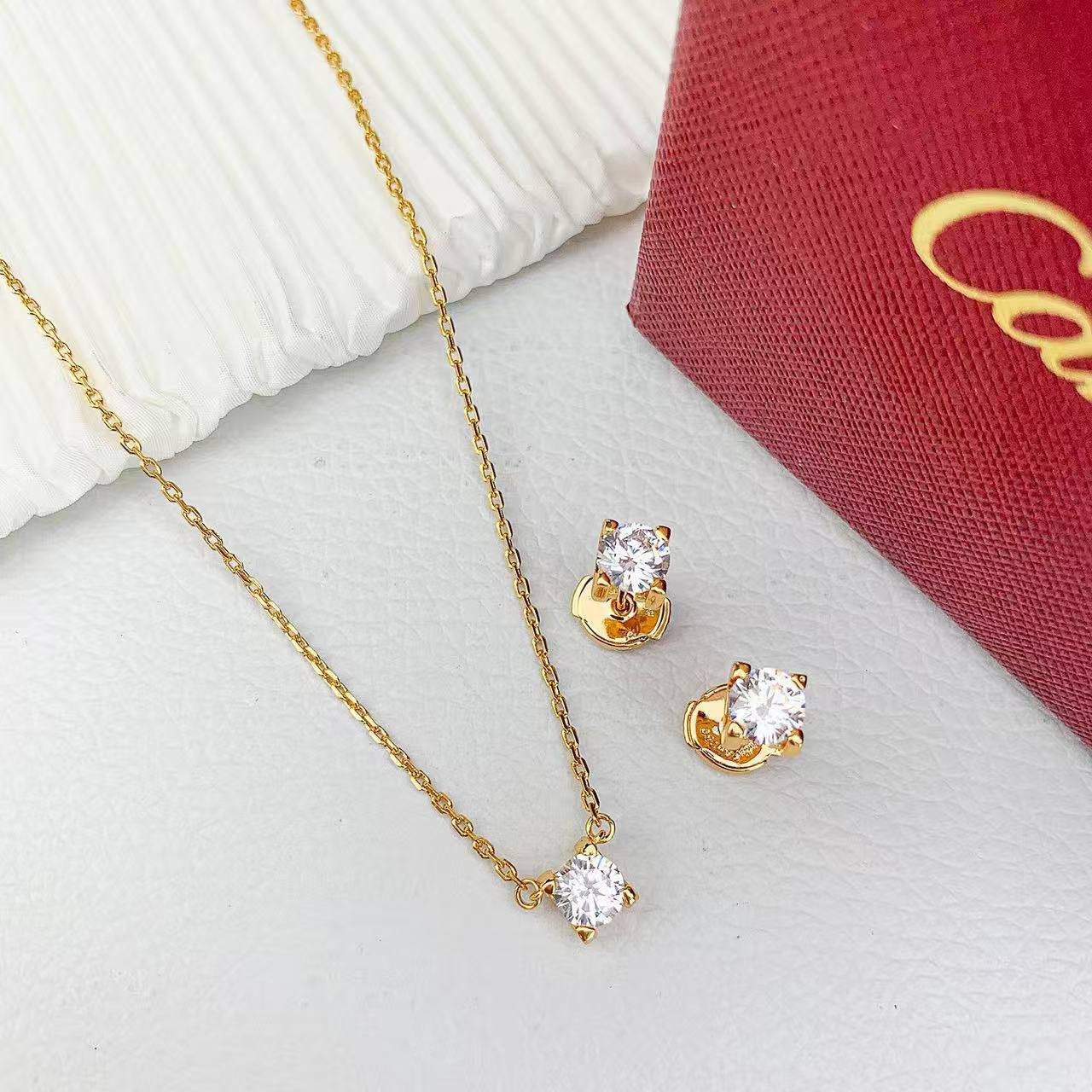 Cartier ❤️‍🔥*
Necklace 🍁
Earring 💥
Master quality 💯
With normal boxes 🗃️ 
75 dhs✅
With master box 📦 
120 dhs✅

Zain216
♥️♥️♥️