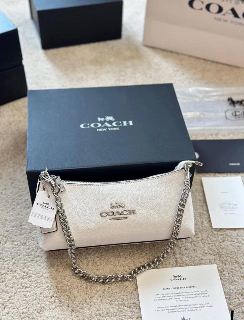 Coach 

85 dhs🪙🌨️

with box
🎁🎁🎁

size 26×7×13cm

Zain213
♥️♥️♥️
