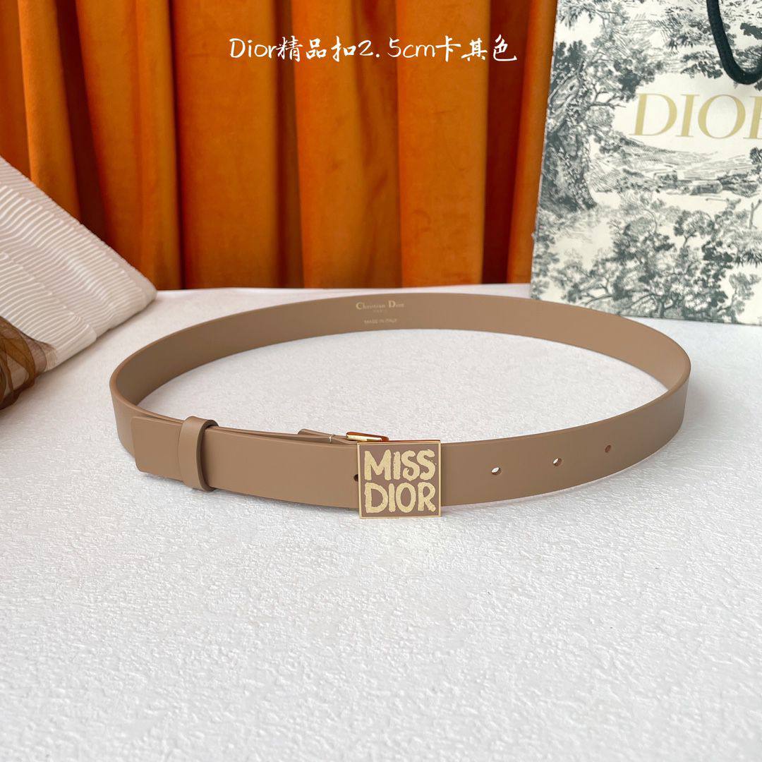 *💜 miss dior 💜
💜*Master quality*💜
280 dhs✅

Zain160
♥️♥️♥️