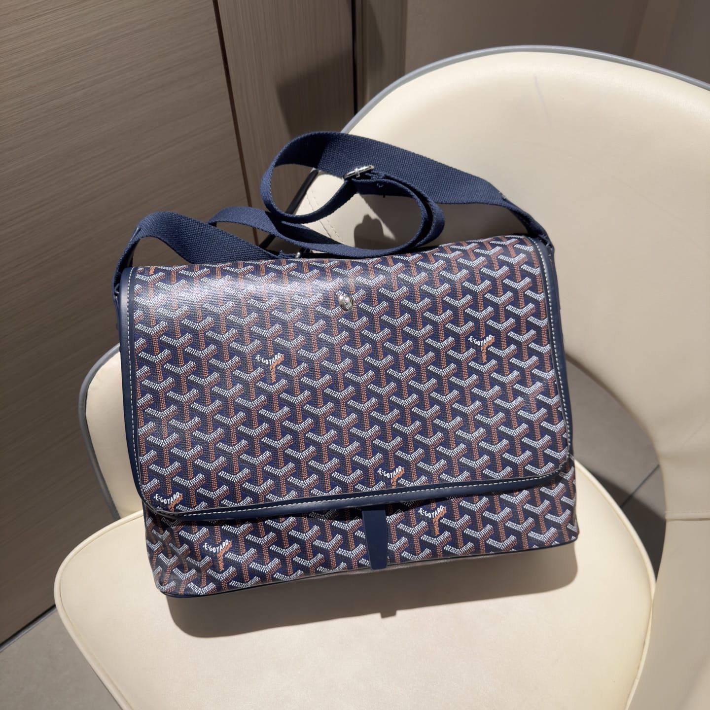 GOYARD 
With Box 
🎁🎁🎁

90 dhs❣️

Zain250
♥️♥️♥️