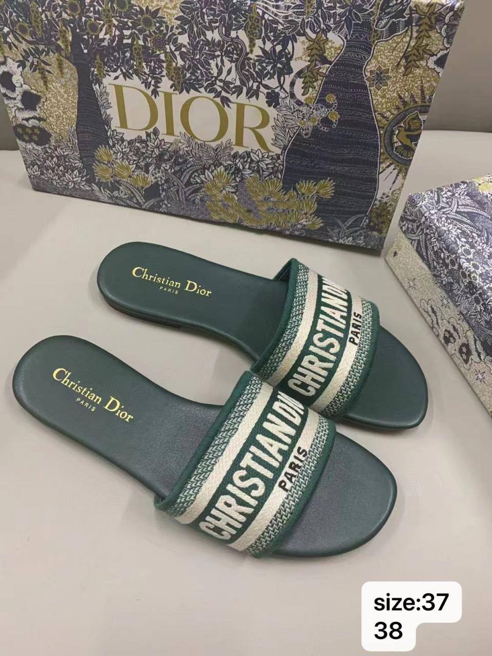 Dior  slipper
Size : 37-38
70 dhs💓

Zain115
♥️♥️♥️