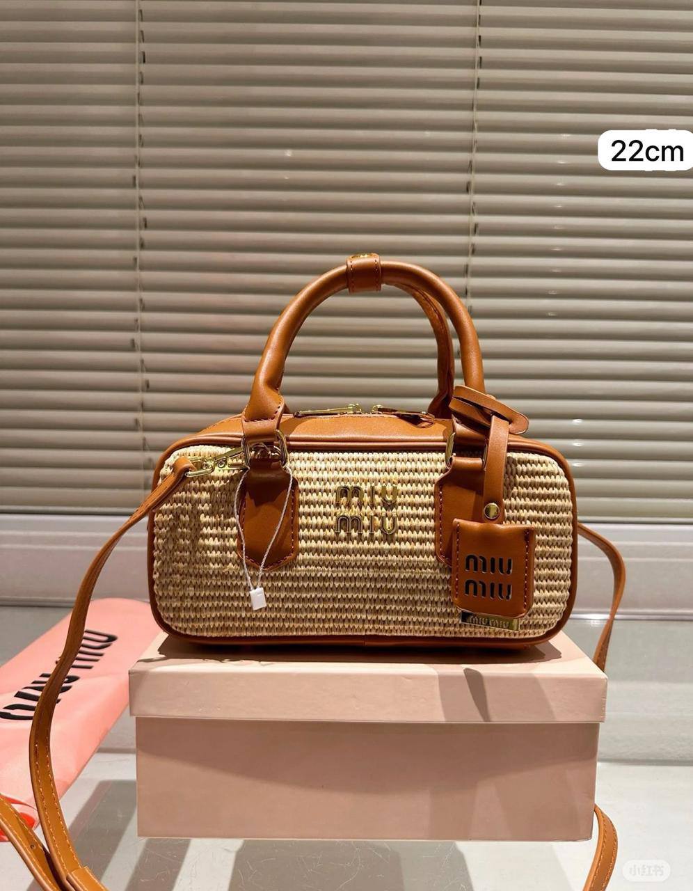 🌸 Miu Miu nice design
1⃣️ First quality +🎁
Size : 22 * 10.5 * 7.5 cm
80 dhs✅
with box🎁

Zain115
♥️♥️♥️