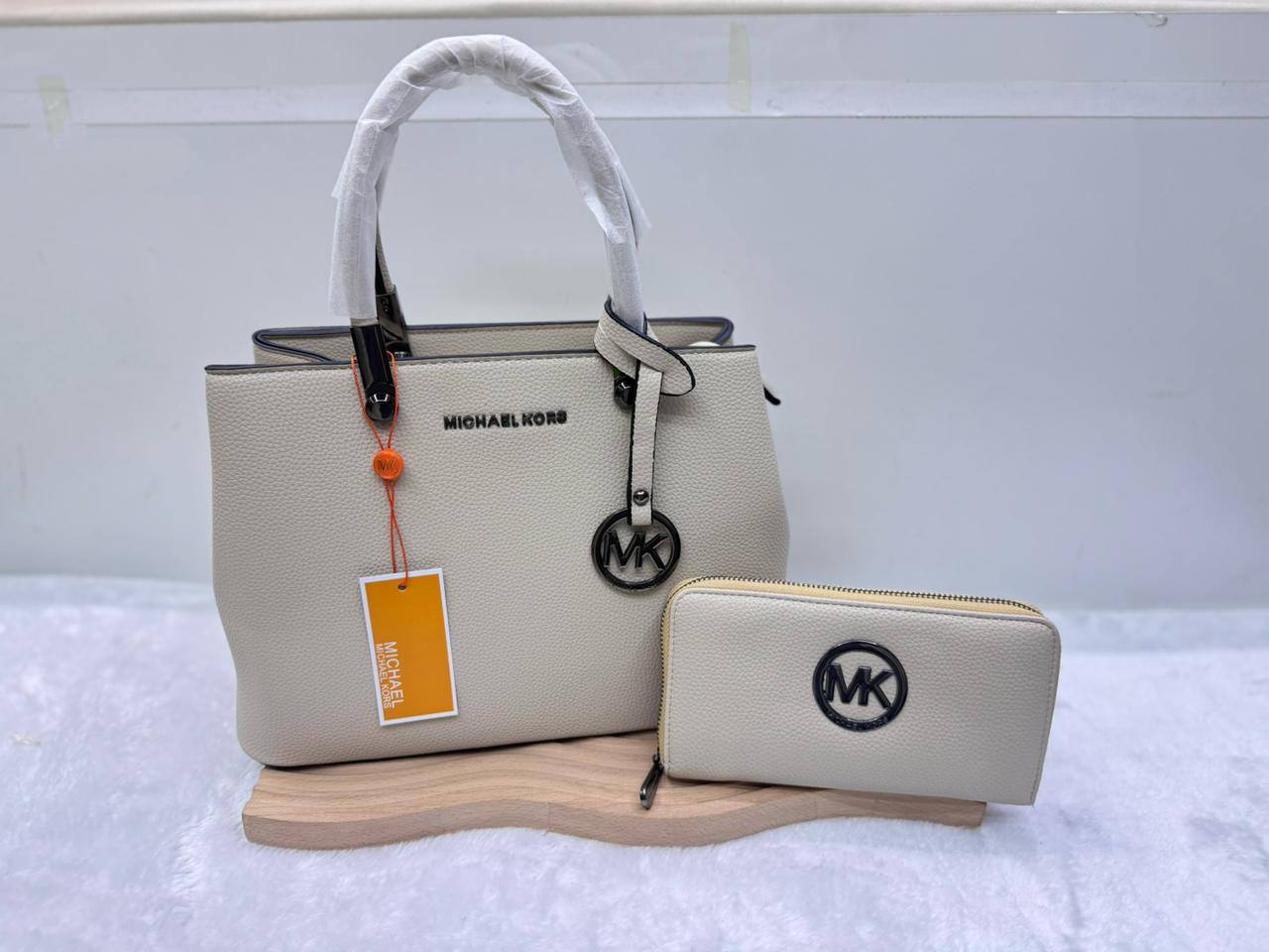 Mk 
with wallet  
size:31×22×13.5cm  
110 dhs💓

Zain114
♥️♥️♥️