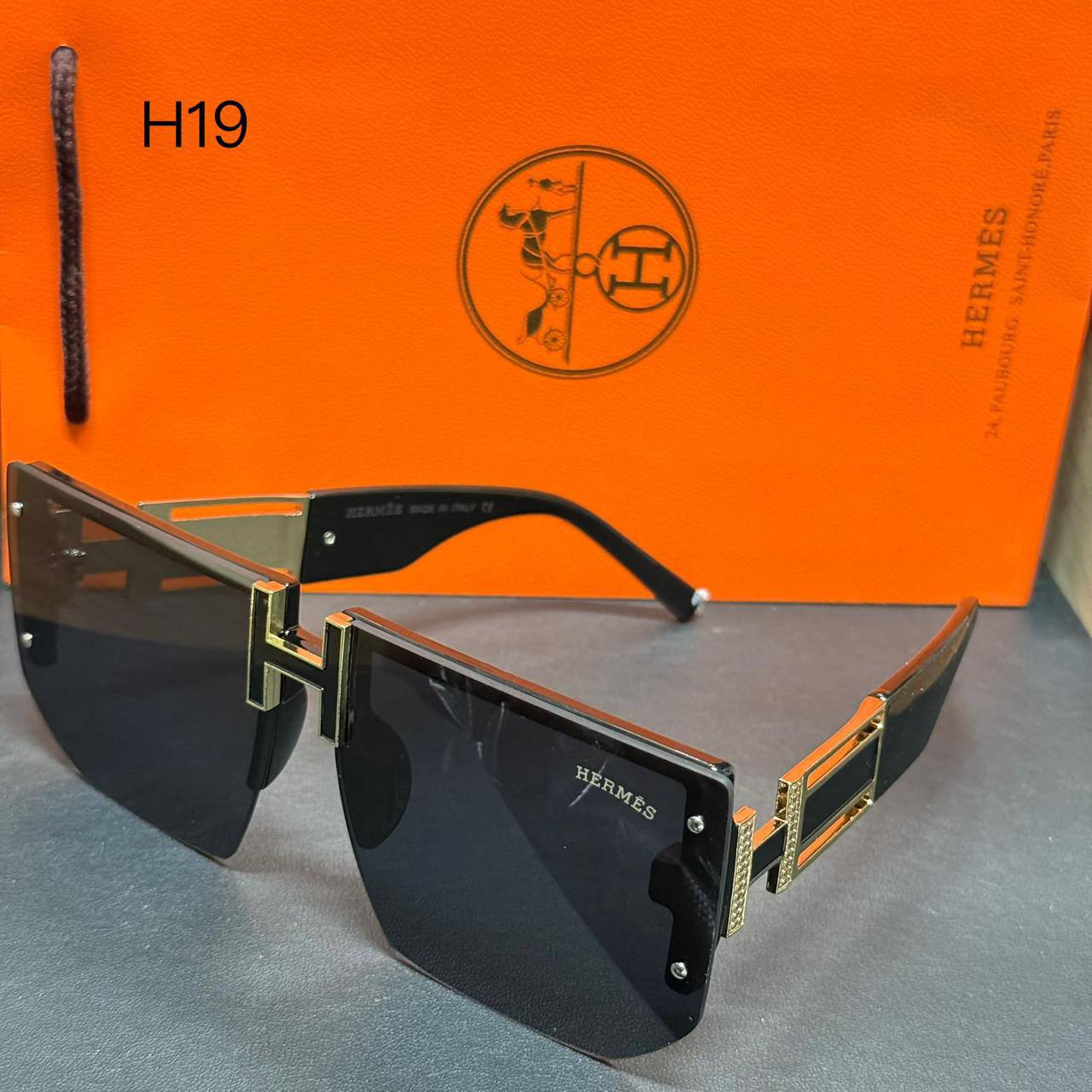 Hermes ❤️‍🔥*
Sunglasses 🕶️ 
Copy one❣️
good quality 💯
With master box 🗃️ 
50 dhs❤️

Zain216
♥️♥️♥️