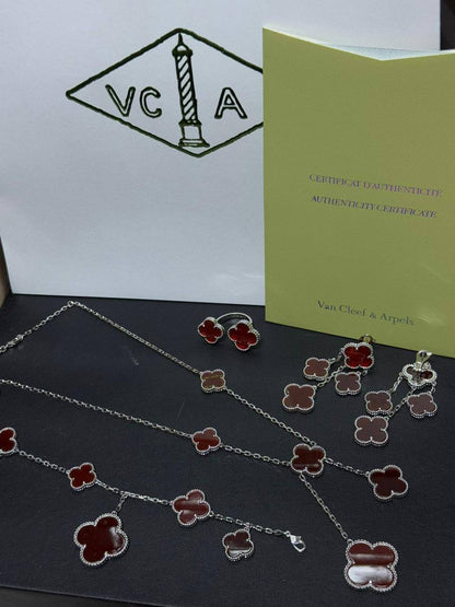 VCA SET ❤️‍🔥*
Necklace 🦋
Earring🌸
Ring 💍 free size 
Bracelet ✨
Master quality 💯
With normal boxes 🗃️ 
240 dhs🪙🌨️
With master box 📦 
290 dhs🪙🌨️

Zain216
♥️♥️♥️